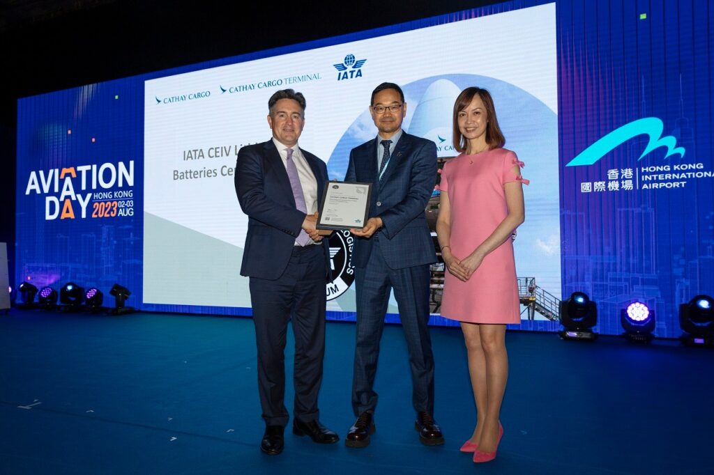 Cathay chief customer and commercial officer Lavinia Lau (right) and director cargo Tom Owen (left) receive the IATA Center of Excellence for Independent Validators Lithium Batteries (CEIV Li-batt) certification from ​ IATA regional vice president Xie Xingquan.